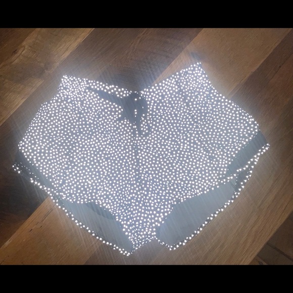 Lululemon Hotty Hot Shorts - Frozen Fizz, Sz 4 - Picture 16 of 16